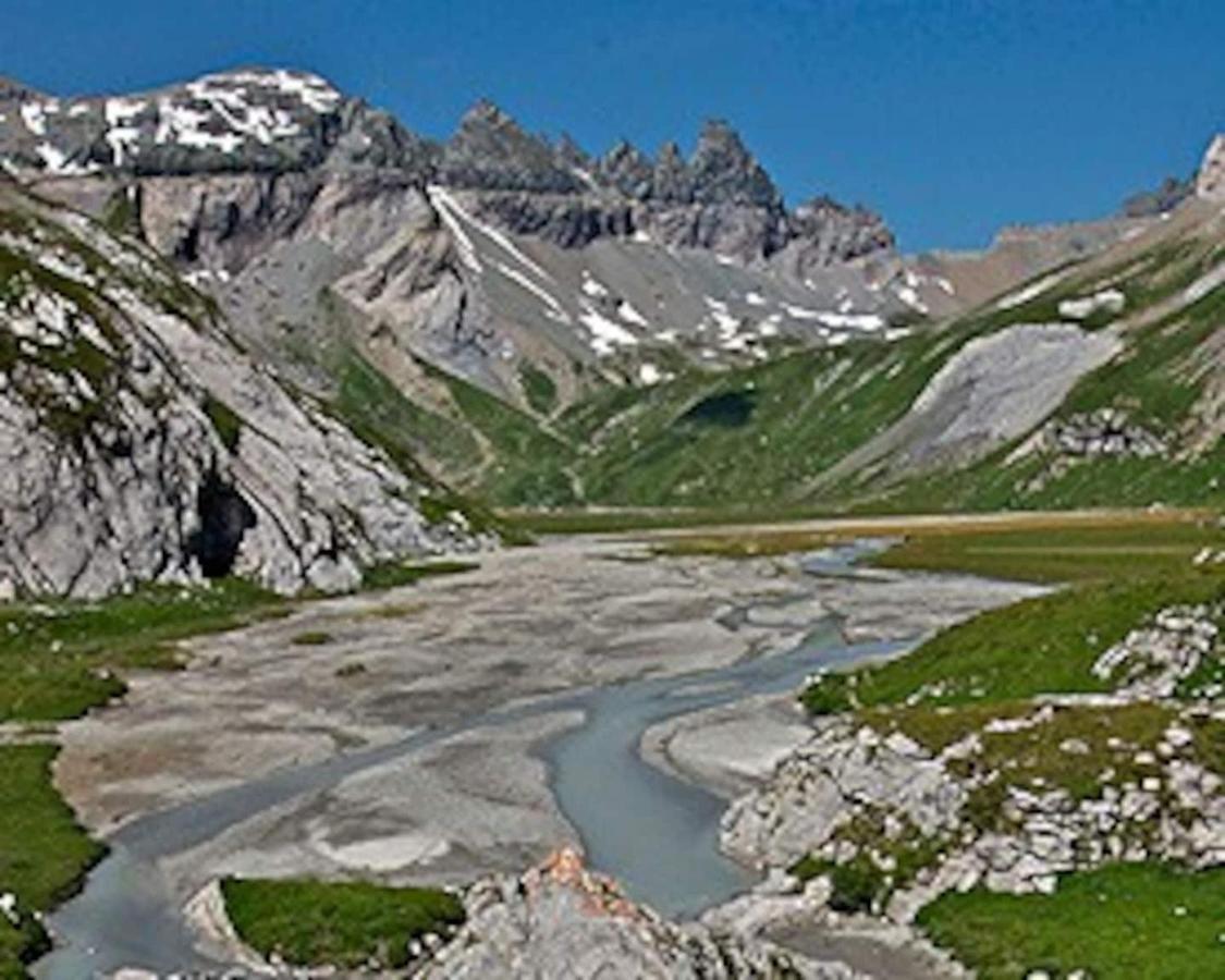 Ferienwohnung 3,5 Zimmer Direkt An Ski- Und Bikepiste فيلمز المظهر الخارجي الصورة