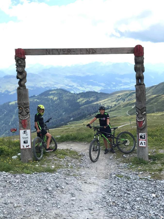 Ferienwohnung 3,5 Zimmer Direkt An Ski- Und Bikepiste فيلمز المظهر الخارجي الصورة